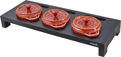 Staub Servierbrett für 3 Mini-Cocottes – stilvolle Präsentation und Schutz für den Tisch