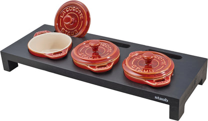 Staub Servierbrett für 3 Mini-Cocottes – stilvolle Präsentation und Schutz für den Tisch