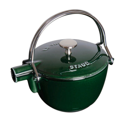 Staub Teekanne in Basilikum-Grün, ideal für die Teezubereitung in der Gastronomie