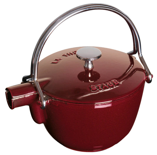 Staub Teekanne in Grenadine-Rot, für die Zubereitung von Tee im Gastronomiebereich