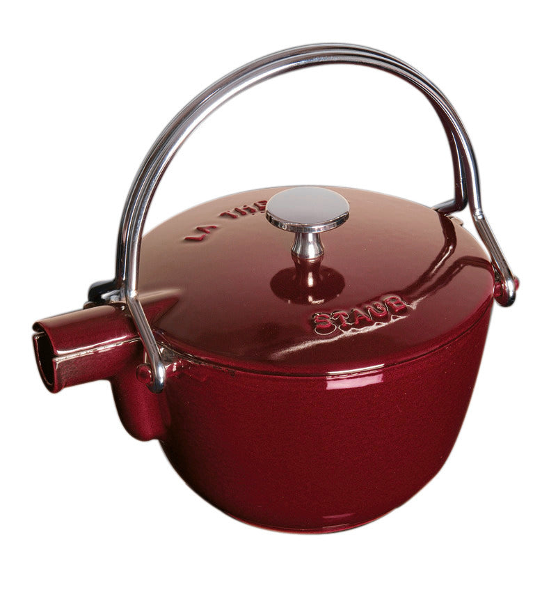 Staub Teekanne in Grenadine-Rot, für die Zubereitung von Tee im Gastronomiebereich