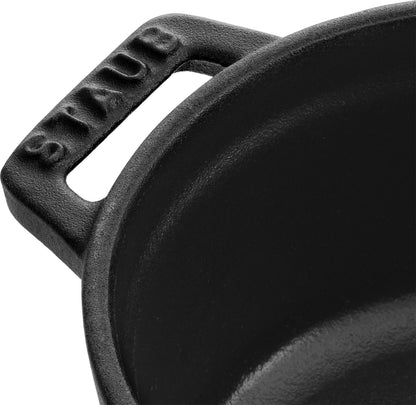 Staub Cocotte, 12 cm aus Gusseisen, ideal zum Schmoren und Servieren von kleinen Portionen.