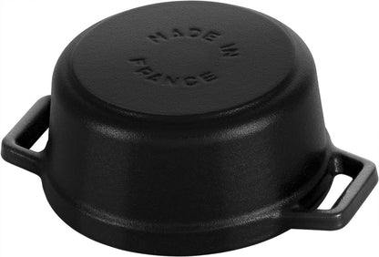 Staub Cocotte, 12 cm aus Gusseisen, ideal zum Schmoren und Servieren von kleinen Portionen.