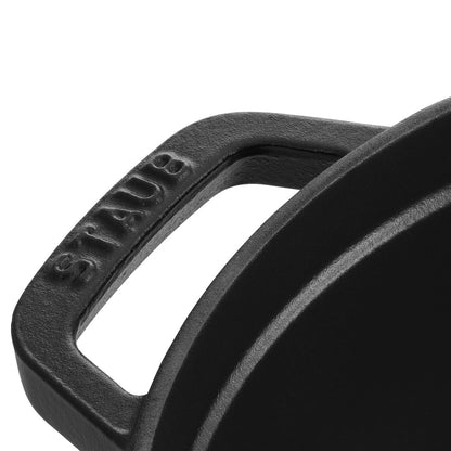 Staub Cocotte 16 cm in schwarz, ideal für das langsame Garen von Speisen.