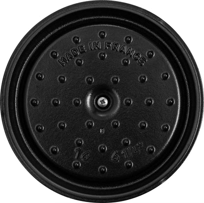 Staub Cocotte 16 cm in schwarz, ideal für das langsame Garen von Speisen.