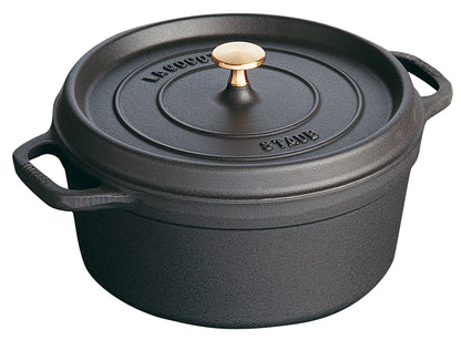 Staub Cocotte aus Gusseisen für die Zubereitung von Eintöpfen und Aufläufen.