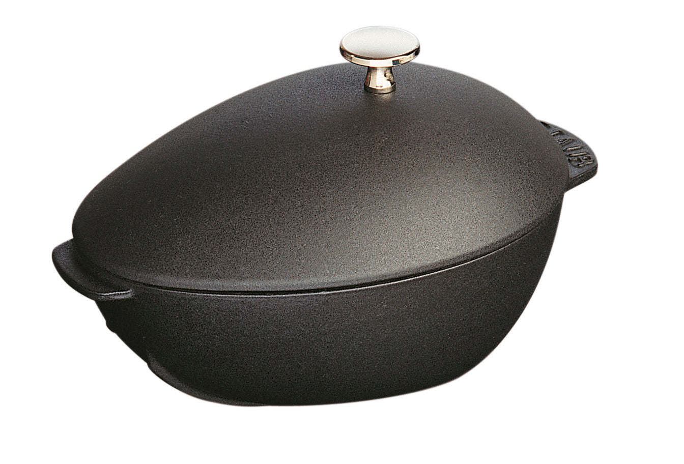 Staub Muscheltopf aus Gusseisen für die Zubereitung von Muscheln.