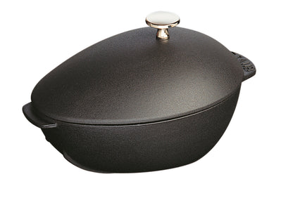 Staub Muscheltopf aus Gusseisen für die Zubereitung von Muscheln.
