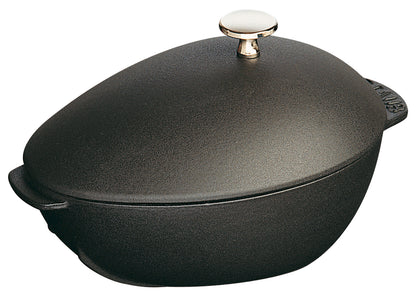 Staub Muscheltopf aus Gusseisen für die Zubereitung von Muscheln.