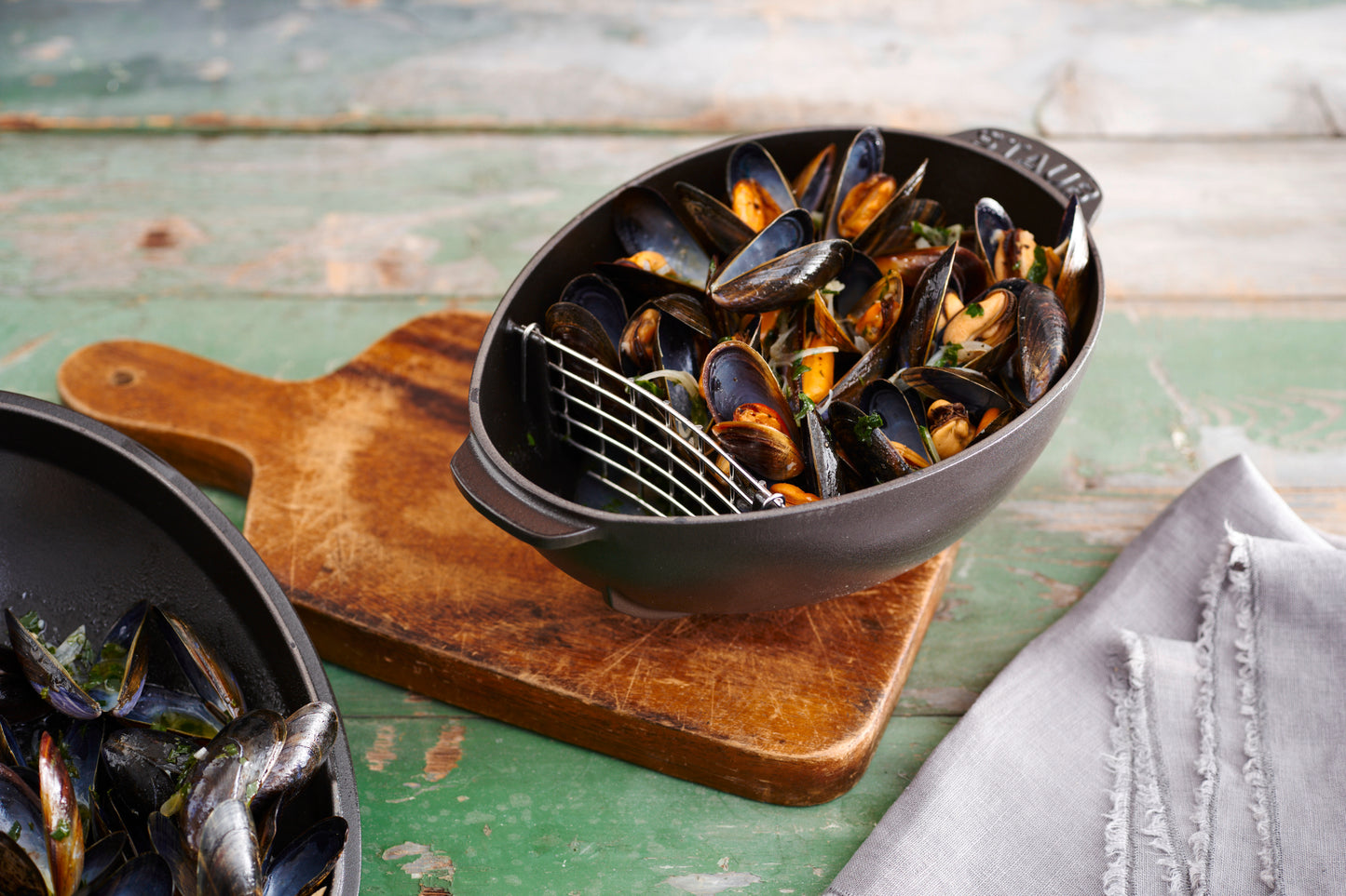 Staub Muscheltopf aus Gusseisen für die Zubereitung von Muscheln.