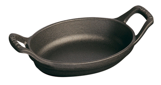 Staub Ofenform aus Gusseisen, ideal für die Zubereitung kleinerer Gerichte im Ofen und auf dem Herd.