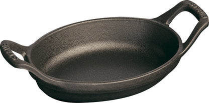 Staub Ofenform aus Gusseisen, ideal für die Zubereitung kleinerer Gerichte im Ofen und auf dem Herd.