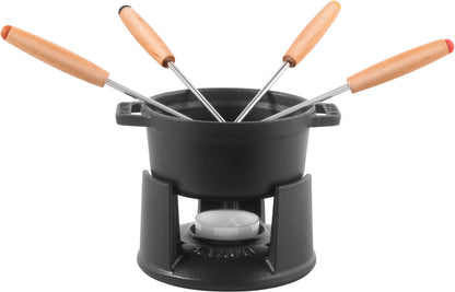 Staub Mini Fondue Set aus Gusseisen für gesellige Abende.