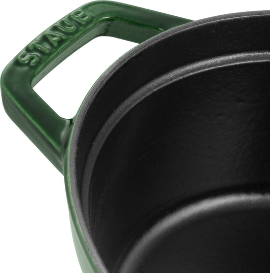 Staub Cocotte 27 cm in Basilikum-Grün, geeignet für schmackhafte Zubereitungen
