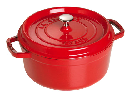 Staub Cocotte aus Gusseisen für das Zubereiten von geschmorten Gerichten