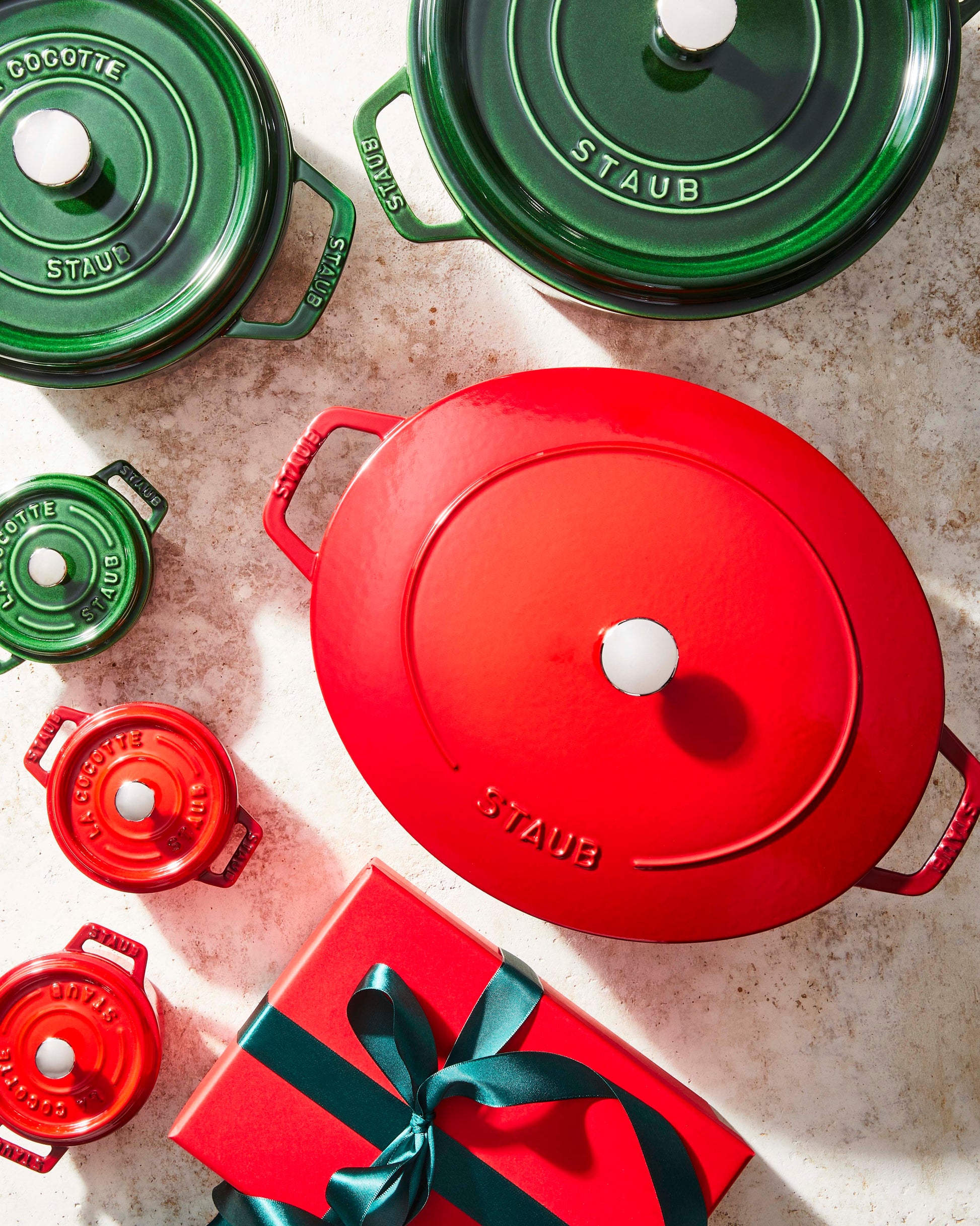 Staub Cocotte in Kirsch-Rot, ideal für das Kochen in der Gastronomie