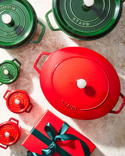 Staub Cocotte in Kirsch-Rot, ideal für das Kochen in der Gastronomie