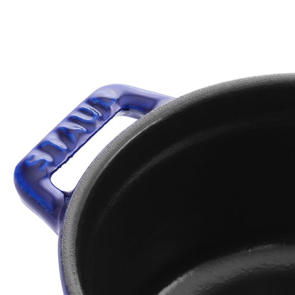 Staub Mini Cocotte 10 cm in Dunkelblau für die Zubereitung von Einzelportionen