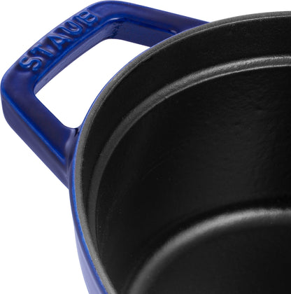 Staub Cocotte 27 cm in Dunkelblau, ideal zum Kochen und Schmoren