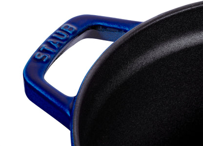 Staub Cocotte 30 cm in dunkelblau, ideal für die Zubereitung von Speisen.