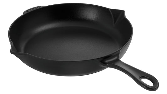 Staub Bratpfanne 26 cm aus Gusseisen für scharfes Anbraten und Schmoren