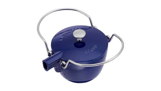 Staub Teekanne 1,1 l Dunkelblau für die Teezubereitung.