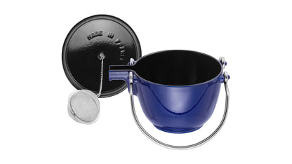 Staub Teekanne 1,1 l Dunkelblau für die Teezubereitung.