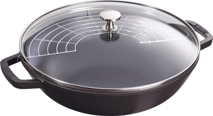 Staub Wok aus Gusseisen mit Glasdeckel, ideal für schnelles und schonendes Kochen