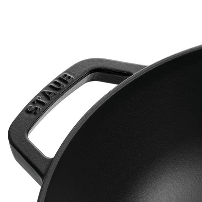Staub Wok aus Gusseisen mit Glasdeckel, ideal für schnelles und schonendes Kochen