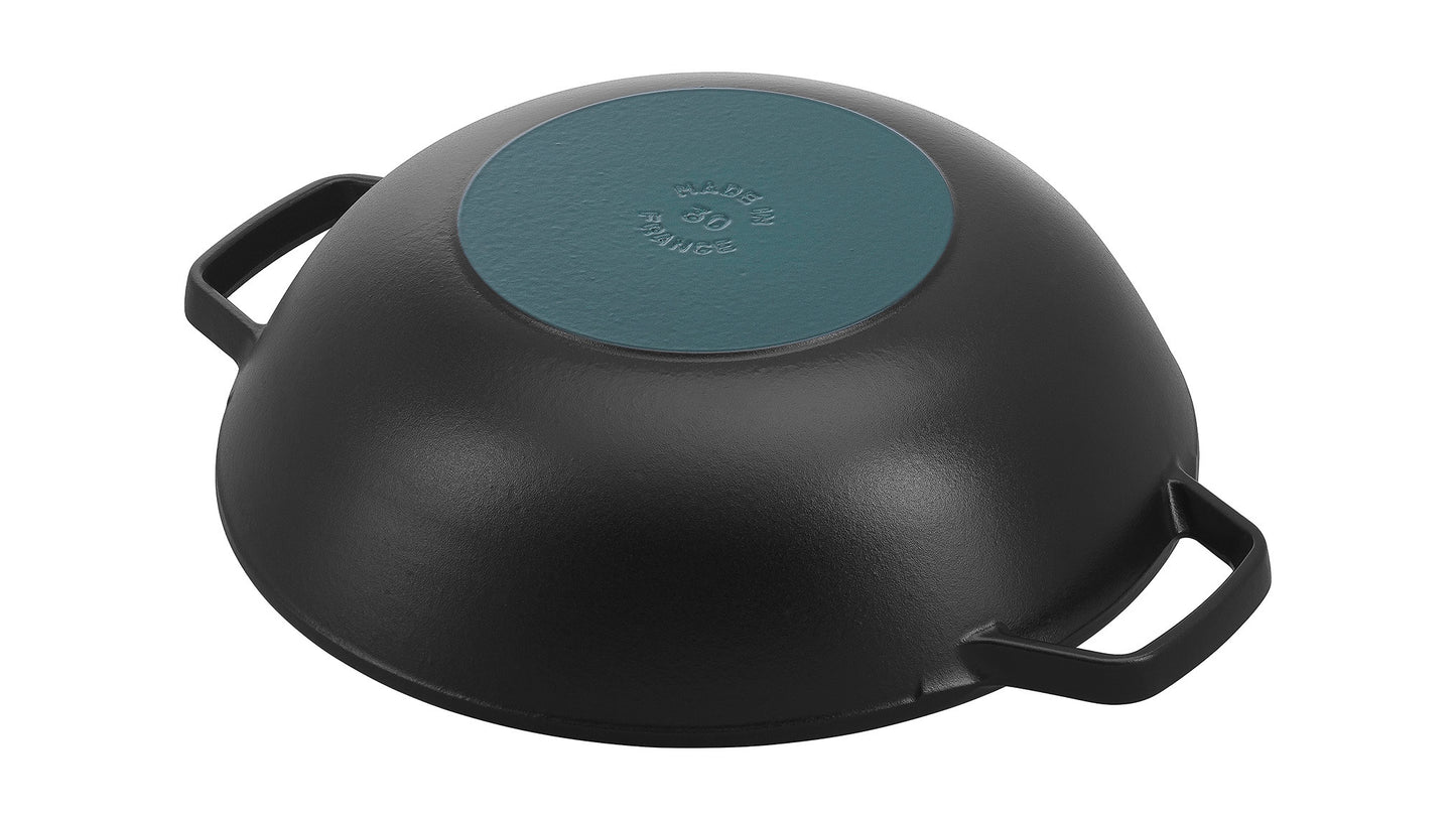 Staub Wok aus Gusseisen mit Glasdeckel, ideal für schnelles und schonendes Kochen