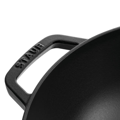 Staub Wok aus Gusseisen mit Glasdeckel, ideal für schnelles und schonendes Kochen