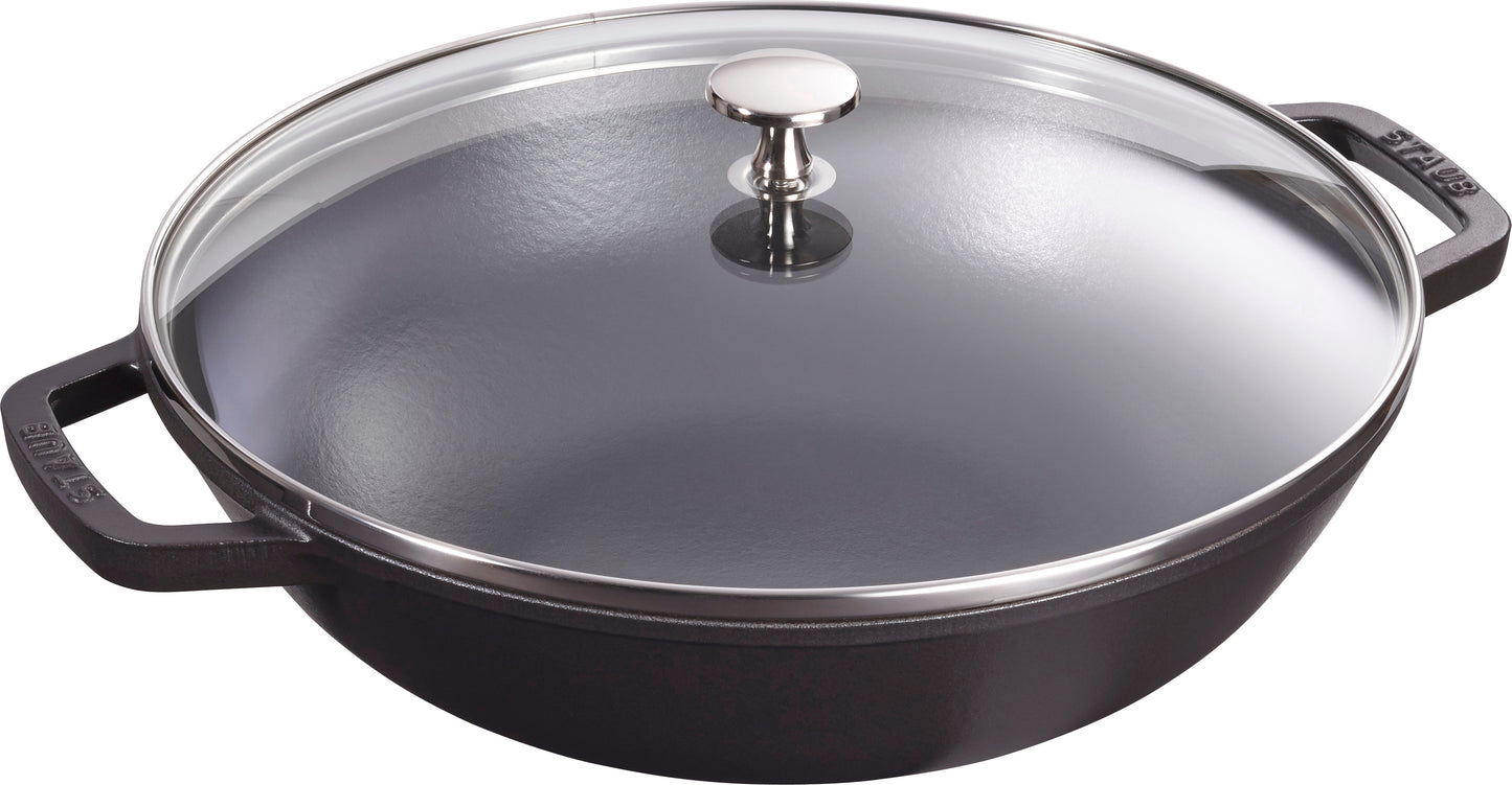 Staub Wok aus Gusseisen mit Glasdeckel, ideal für schnelles und schonendes Kochen