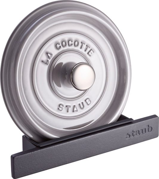 Staub Deckelhalter aus Gusseisen für die Ablage von Cocottendeckeln