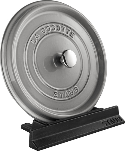 Staub Deckelhalter aus Gusseisen für die Ablage von Cocottendeckeln