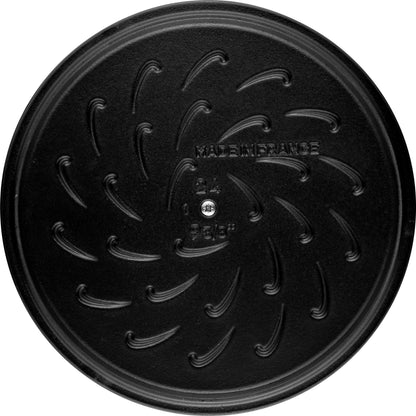 Staub Bräter aus Gusseisen mit Chistera Drop-Structure für gleichmäßiges Garen.
