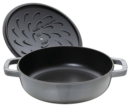 Staub Bräter aus Gusseisen mit Chistera Drop-Structure für gleichmäßiges Garen.