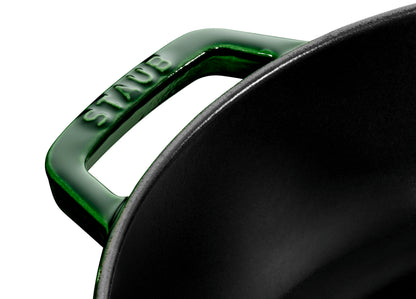 Staub Bräter aus Gusseisen mit Chistera Drop-Structure für Schmorgerichte.