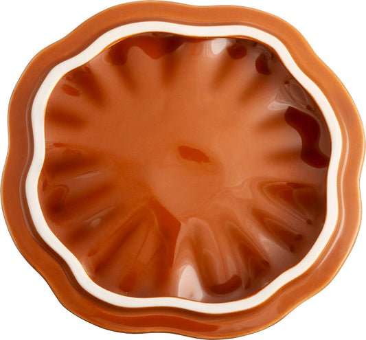 Staub Cocotte in Zimtfarbe, ideal zum Kochen und Servieren von Speisen.