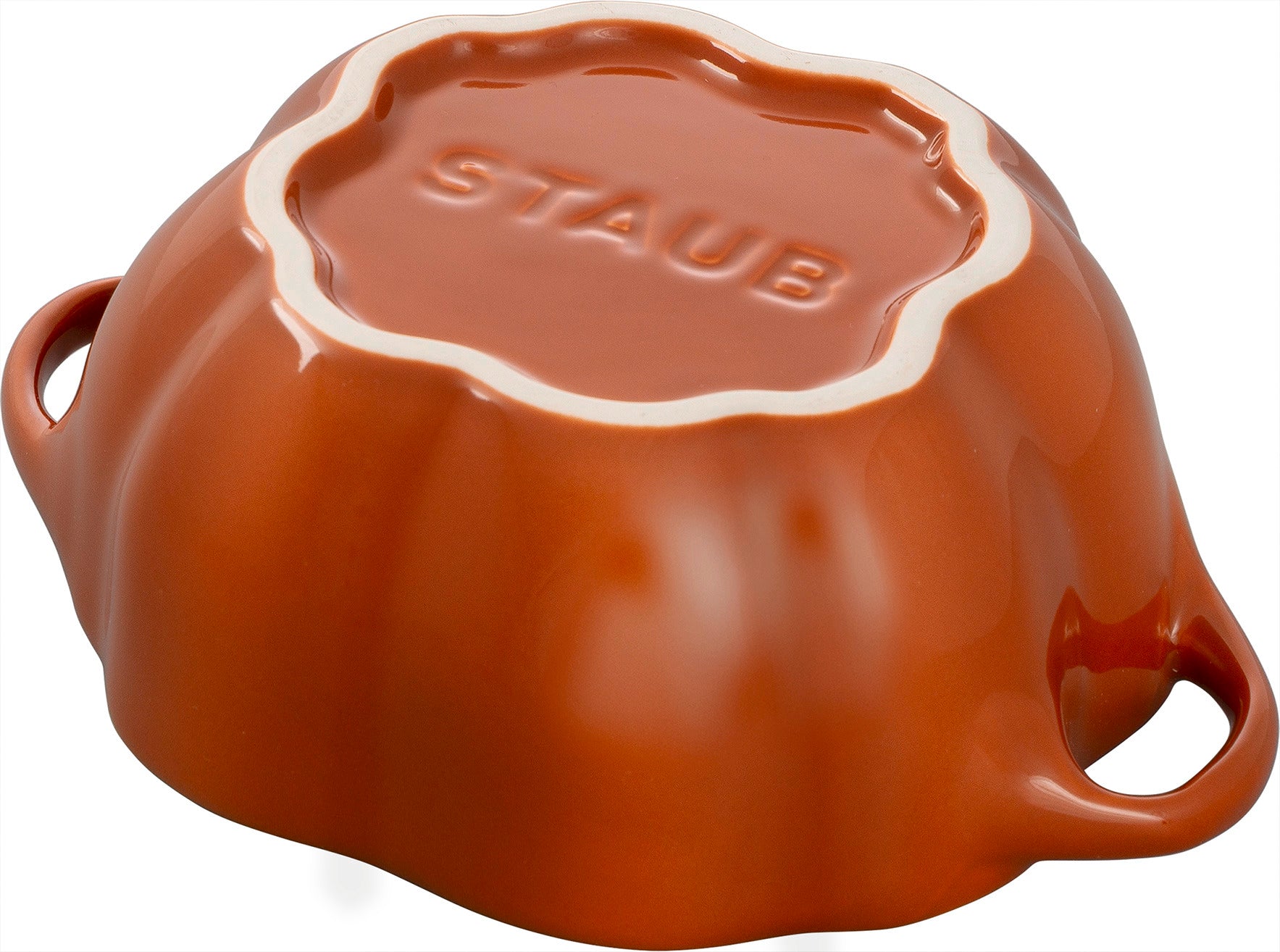 Staub Cocotte in Zimtfarbe, ideal zum Kochen und Servieren von Speisen.