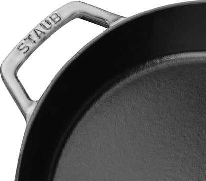 Staub Bratpfanne mit 2 Griffen, 20 cm aus Gusseisen für gleichmäßiges Garen.