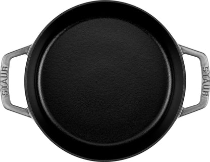 Staub Bratpfanne mit 2 Griffen, 20 cm aus Gusseisen für gleichmäßiges Garen.