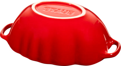 Staub Cocotte 16 cm in Kirsch-Rot, ideal für das Kochen und Servieren von Speisen.