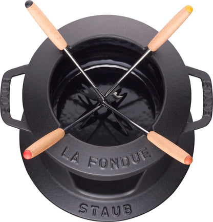 Staub Fondue Set aus Gusseisen für gesellige Kochabende.