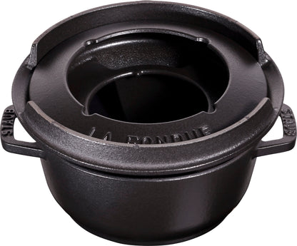 Staub Fondue Set aus Gusseisen für gesellige Kochabende.