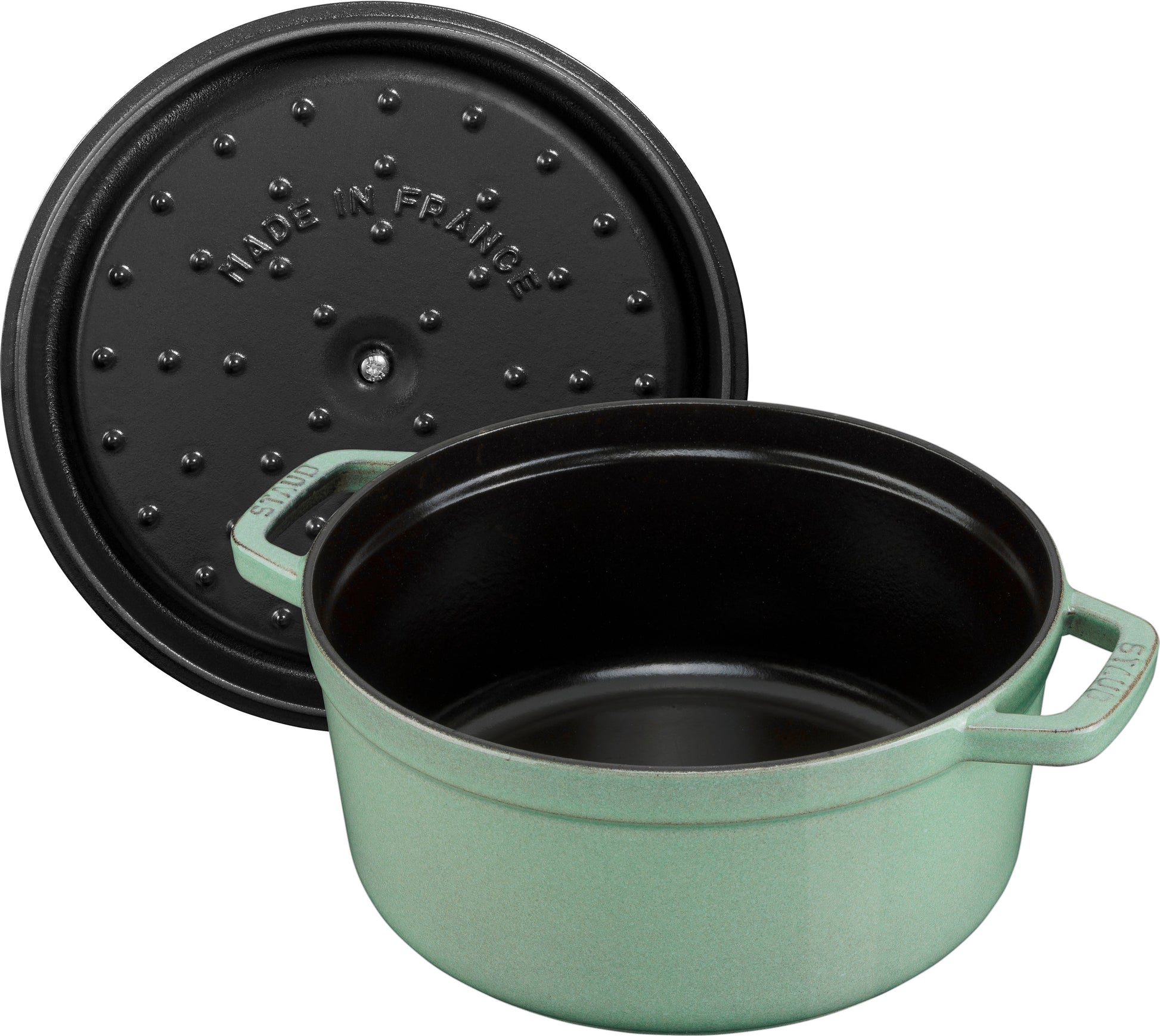 Staub Cocotte 26 cm in Salbeigrün für das Garen von Speisen