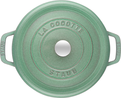 Staub Cocotte 18 cm in Salbeigrün - Ideal für langsames Garen von Speisen.