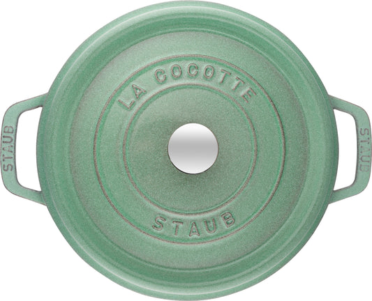 Staub Cocotte 18 cm in Salbeigrün - Ideal für langsames Garen von Speisen.