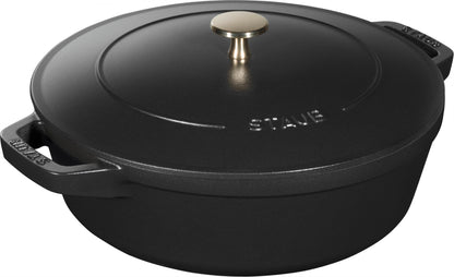 Staub Kochtopfset aus Gusseisen, bestehend aus Cocotte, Schmortopf und Pfanne für professionelle Küchen.