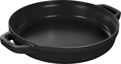 Staub Kochtopfset aus Gusseisen, bestehend aus Cocotte, Schmortopf und Pfanne für professionelle Küchen.
