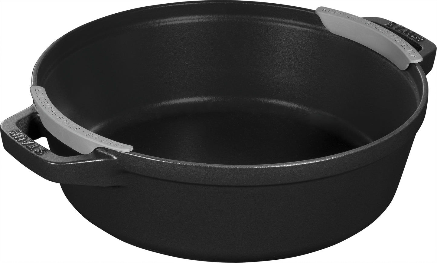 Staub Kochtopfset aus Gusseisen, bestehend aus Cocotte, Schmortopf und Pfanne für professionelle Küchen.